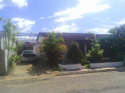 Se Vende Casa con 232 m2 de terreno y estructura en condominio cerrado