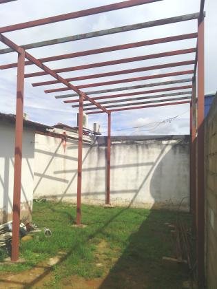 Se Vende Casa con 232 m2 de terreno y estructura en condominio cerrado