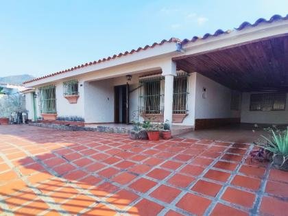 CASA EN EL TRIGAL NORTE, CALLE PRIVADA, PARA REMODELAR