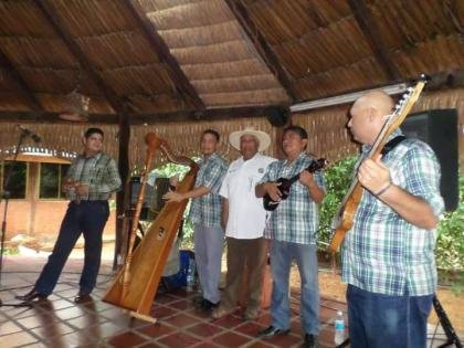 CONJUNTO CRIOLLO DE MUSICA LLANERA RENACER LLANERO ARPA CUATRO Y MARACAS EN VIVO